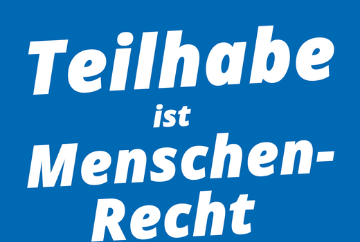 Weiß auf Blau: Teilhabe ist Menschenrecht